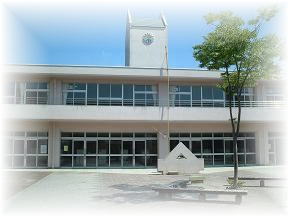 高森東小学校の昇降口あたりの画像です。