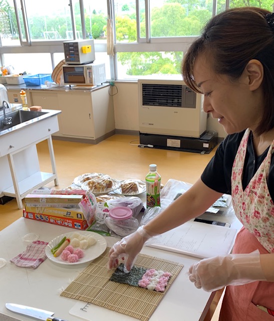 寺小社会学級7月飾り巻きずし講師.jpg 寺小社会学級7月飾り巻きずし講師.jpg
