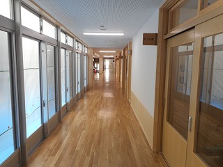 １階廊下 (1).jpg
